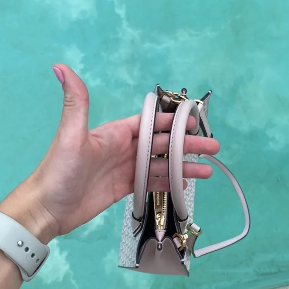 Michael Kors messenger bag - Picture 4 of 9